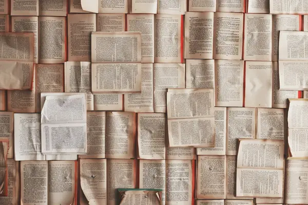 Yan yana serilmiş açık kitap sayfaları