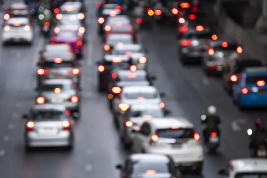 Yoğun şehir trafiğinde bekleyen araçlar